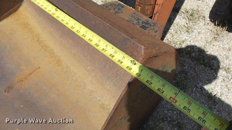 image for item DE7103 International 666 tractor