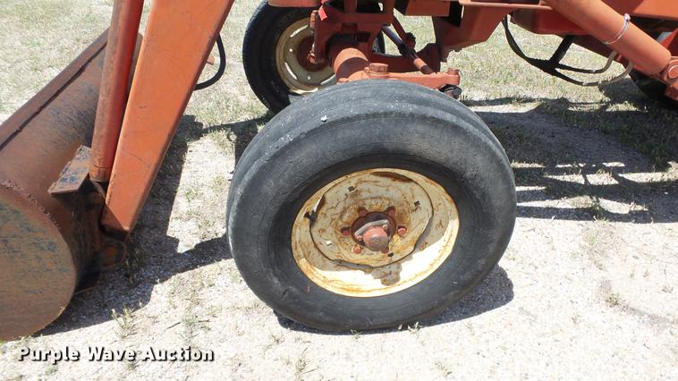 image for item DE7103 International 666 tractor