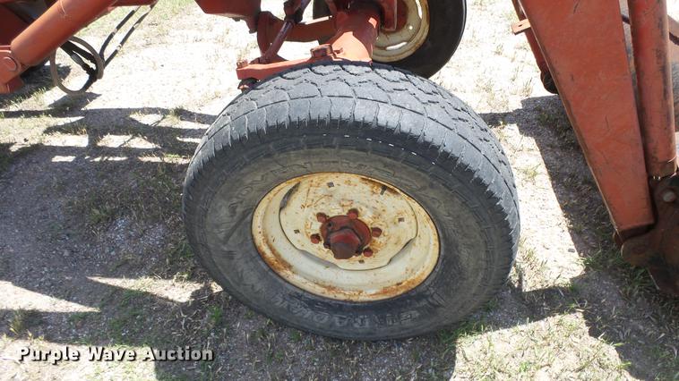 image for item DE7103 International 666 tractor