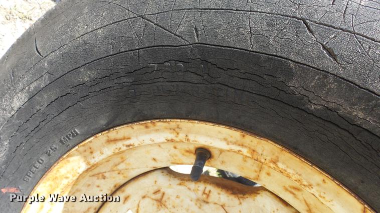 image for item DE7103 International 666 tractor