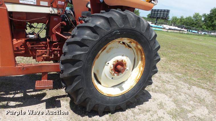 image for item DE7103 International 666 tractor