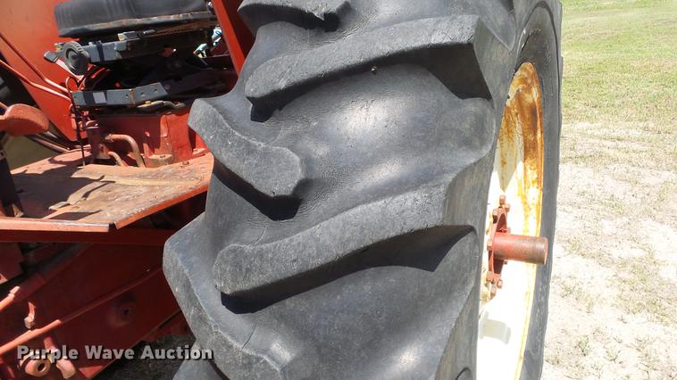 image for item DE7103 International 666 tractor