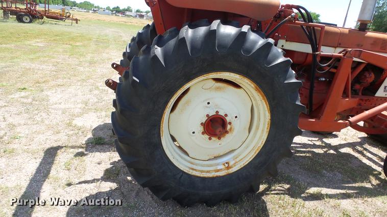 image for item DE7103 International 666 tractor