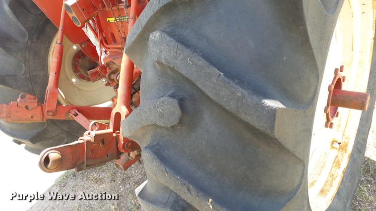 image for item DE7103 International 666 tractor