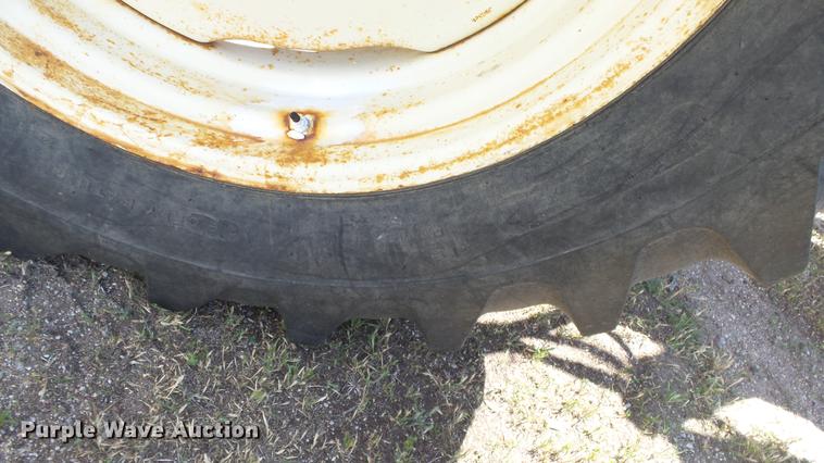 image for item DE7103 International 666 tractor