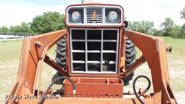 image for item DE7103 International 666 tractor