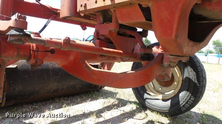 image for item DE7103 International 666 tractor