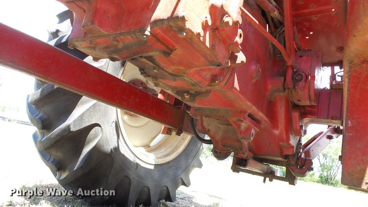 image for item DE7103 International 666 tractor