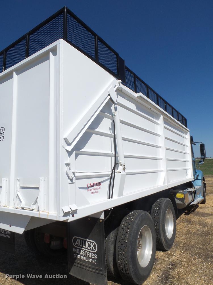 image for item DX9077 2007 Freightliner Columbia Heritage Edition silage truck