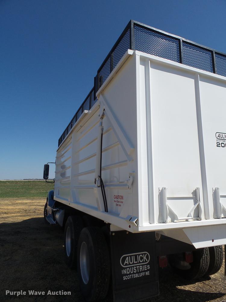 image for item DX9077 2007 Freightliner Columbia Heritage Edition silage truck