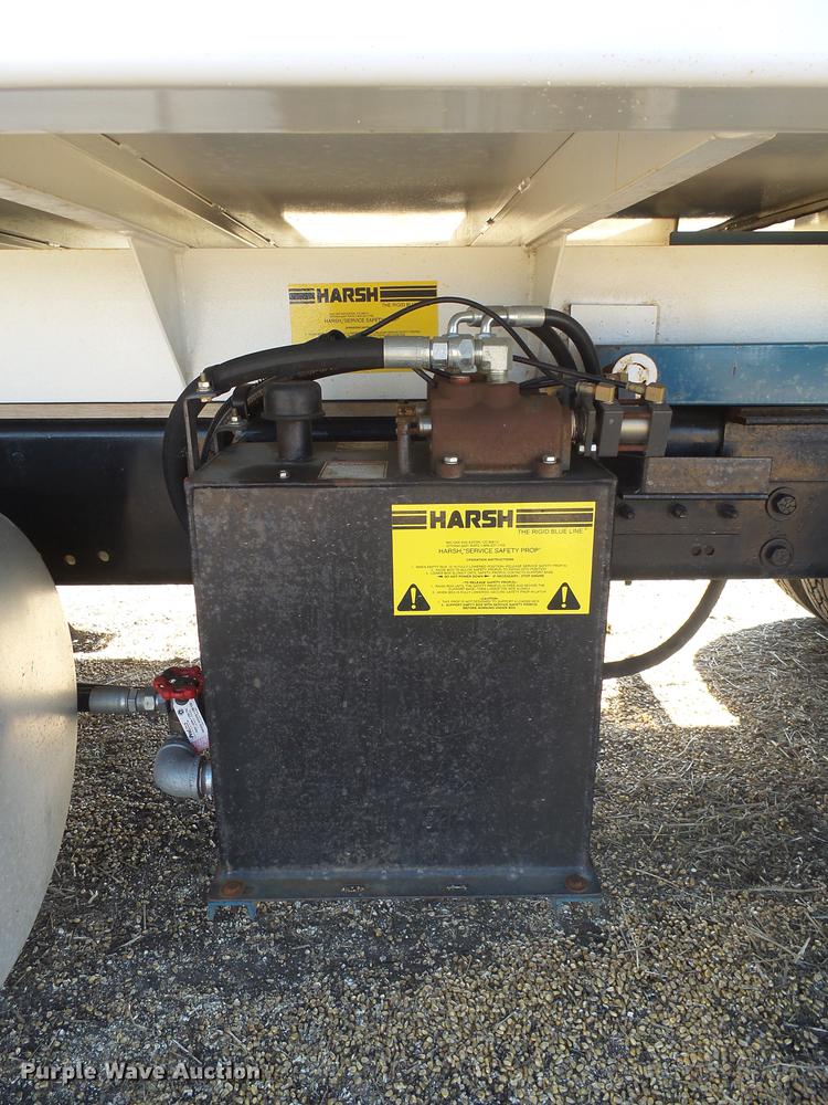 image for item DX9077 2007 Freightliner Columbia Heritage Edition silage truck