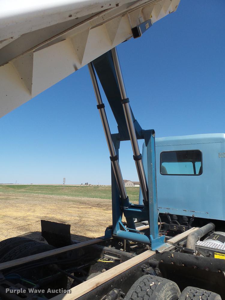 image for item DX9077 2007 Freightliner Columbia Heritage Edition silage truck