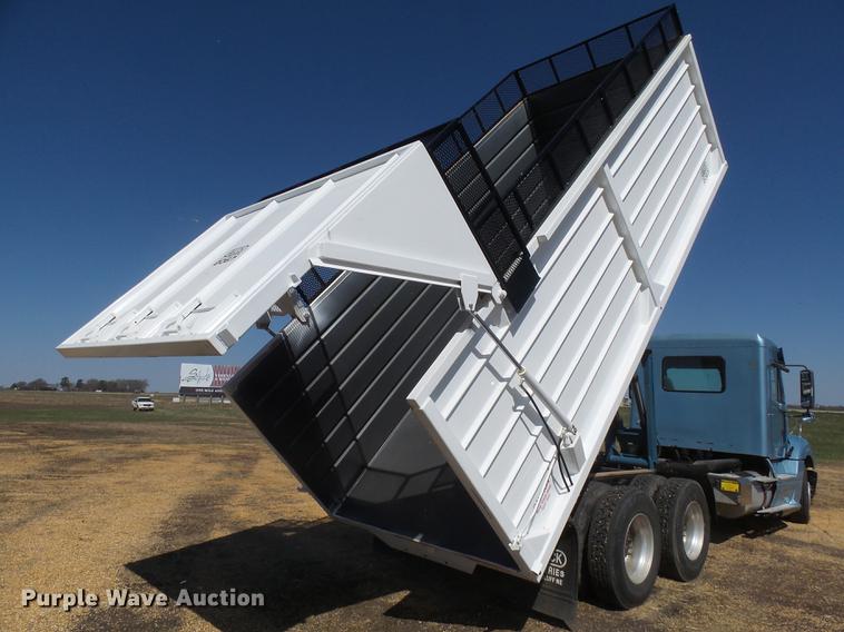 image for item DX9077 2007 Freightliner Columbia Heritage Edition silage truck