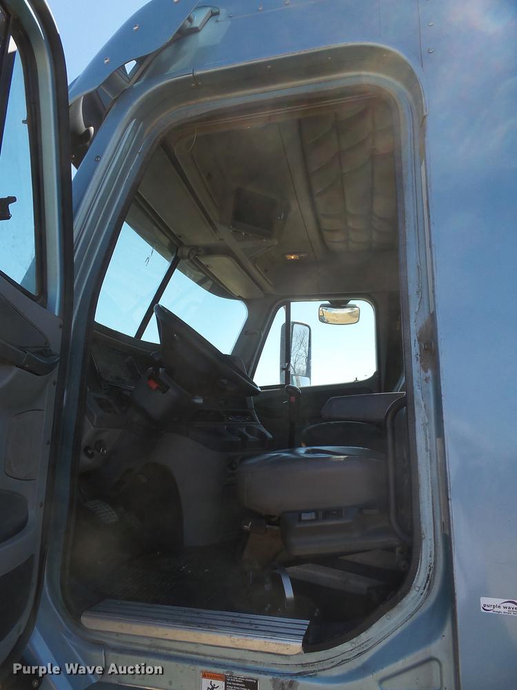 image for item DX9077 2007 Freightliner Columbia Heritage Edition silage truck