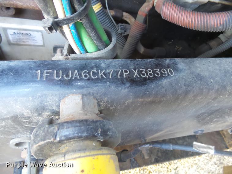 image for item DX9077 2007 Freightliner Columbia Heritage Edition silage truck