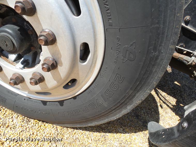 image for item DX9077 2007 Freightliner Columbia Heritage Edition silage truck