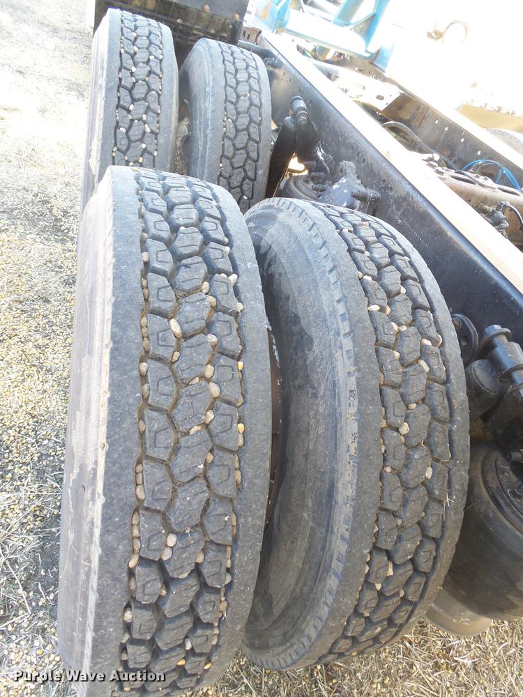 image for item DX9077 2007 Freightliner Columbia Heritage Edition silage truck