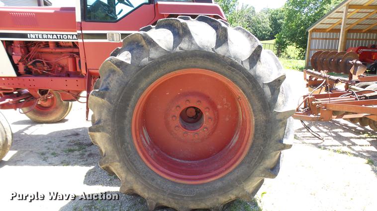 image for item DX9357 1980 International 1586 tractor