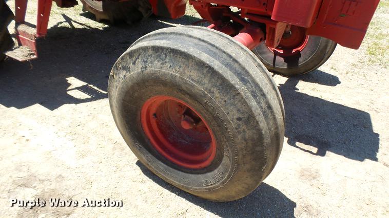 image for item DX9357 1980 International 1586 tractor