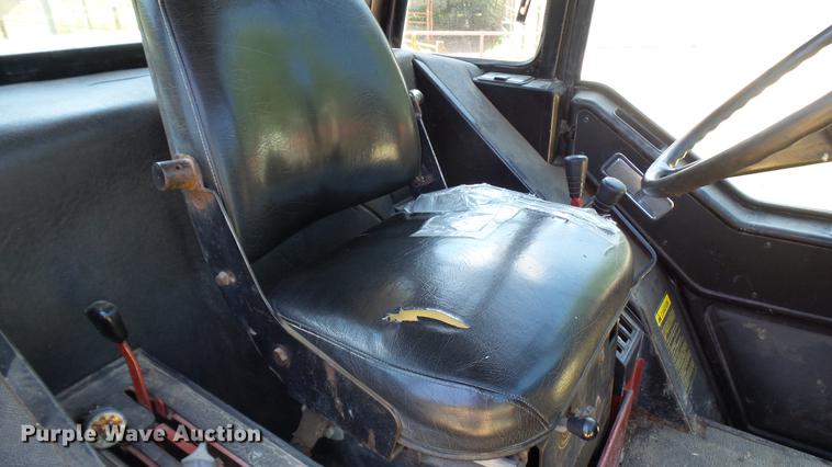 image for item DX9357 1980 International 1586 tractor