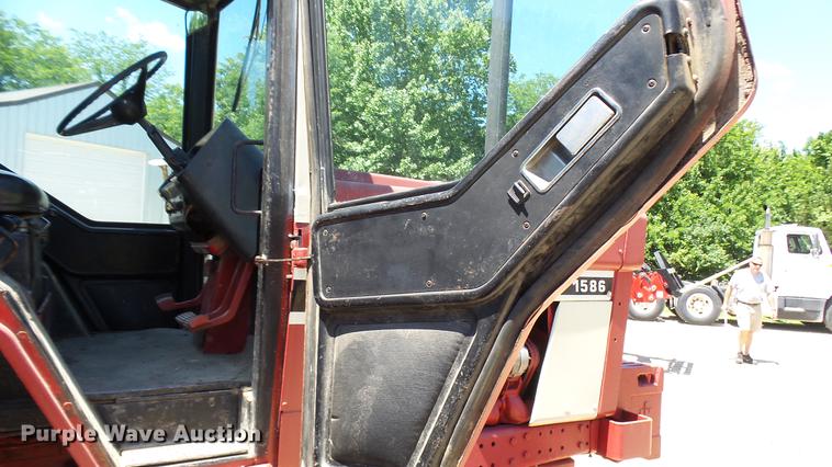 image for item DX9357 1980 International 1586 tractor