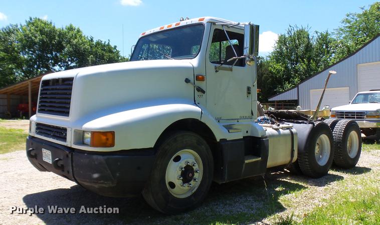 image for item DX9359 1992 International 8300 semi truck