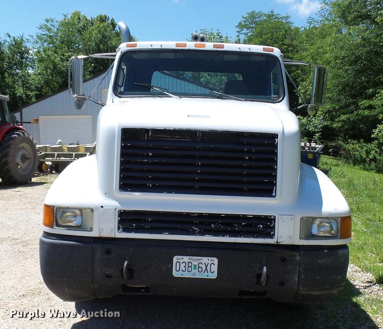 image for item DX9359 1992 International 8300 semi truck