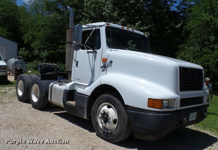 image for item DX9359 1992 International 8300 semi truck