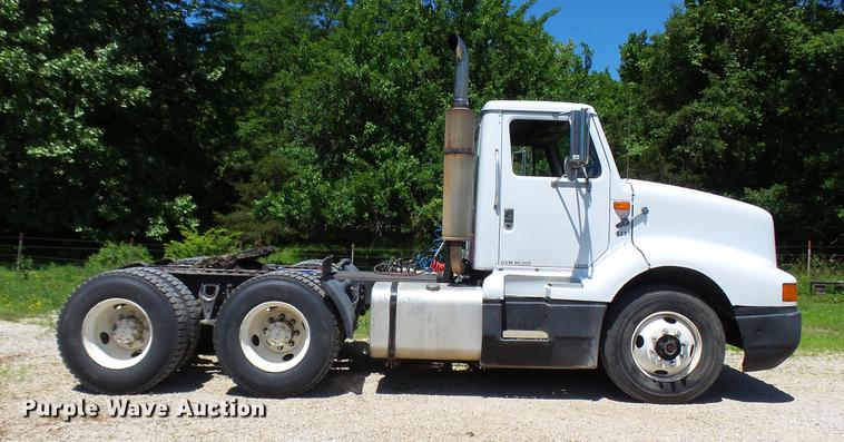 image for item DX9359 1992 International 8300 semi truck