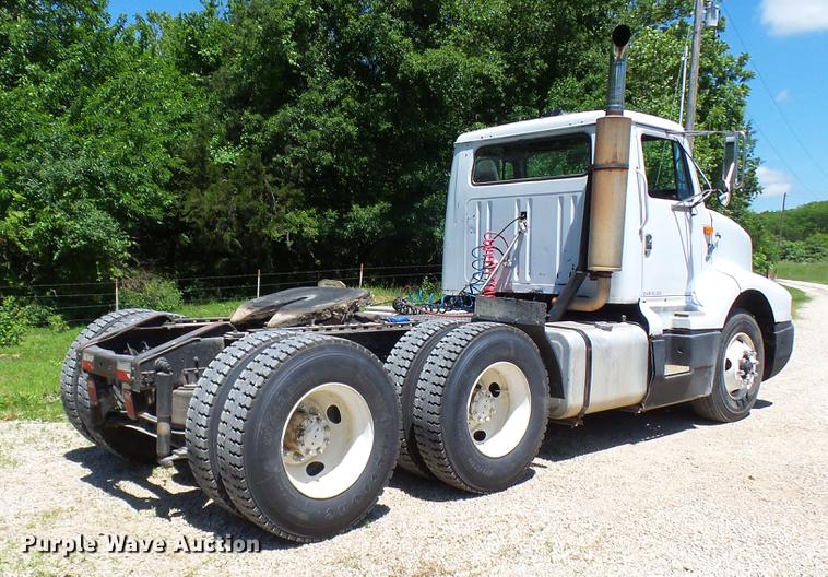 image for item DX9359 1992 International 8300 semi truck