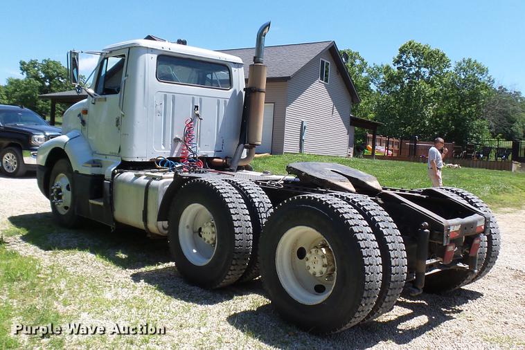 image for item DX9359 1992 International 8300 semi truck