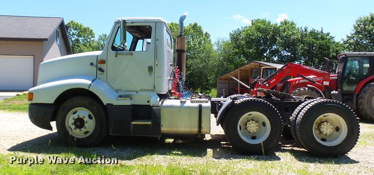 image for item DX9359 1992 International 8300 semi truck