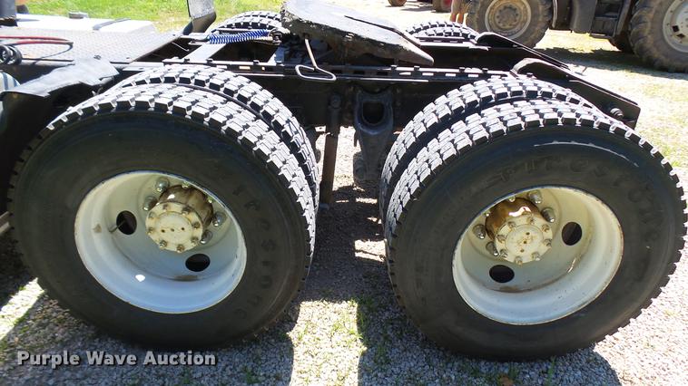 image for item DX9359 1992 International 8300 semi truck