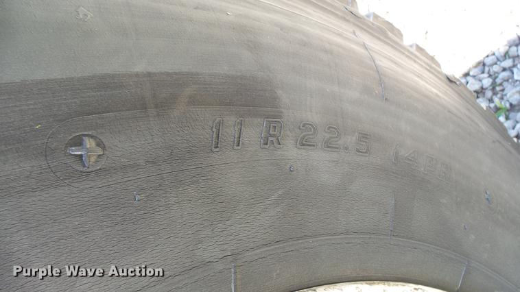 image for item DX9359 1992 International 8300 semi truck