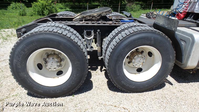 image for item DX9359 1992 International 8300 semi truck