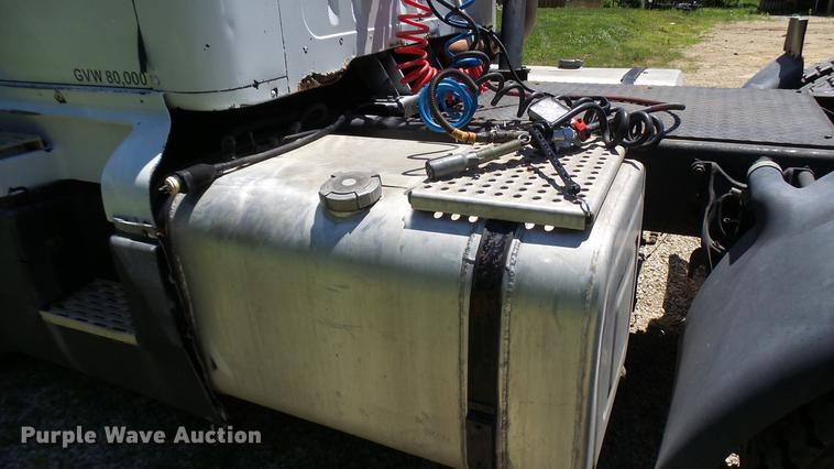 image for item DX9359 1992 International 8300 semi truck