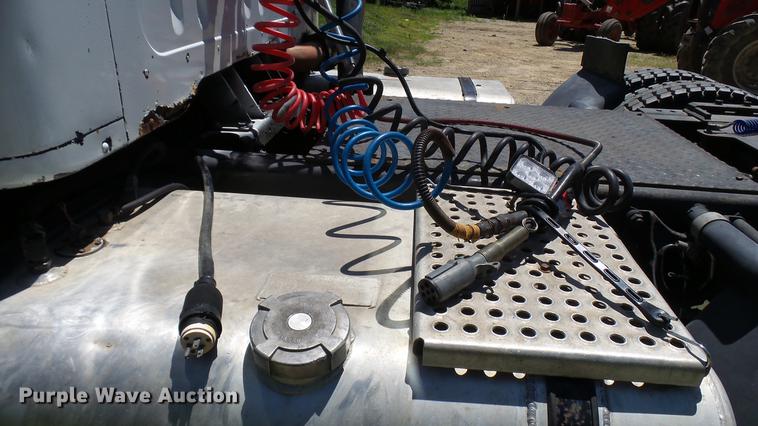 image for item DX9359 1992 International 8300 semi truck