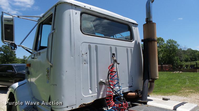 image for item DX9359 1992 International 8300 semi truck