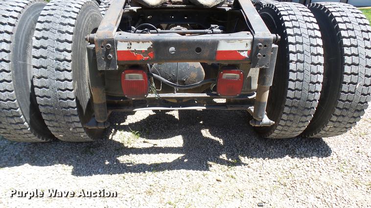 image for item DX9359 1992 International 8300 semi truck