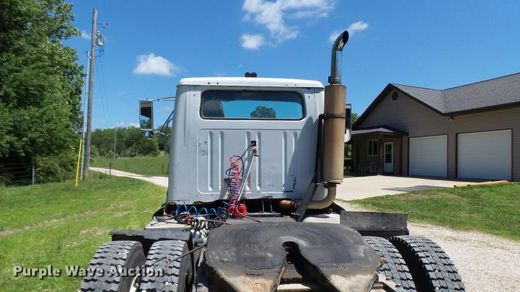 image for item DX9359 1992 International 8300 semi truck