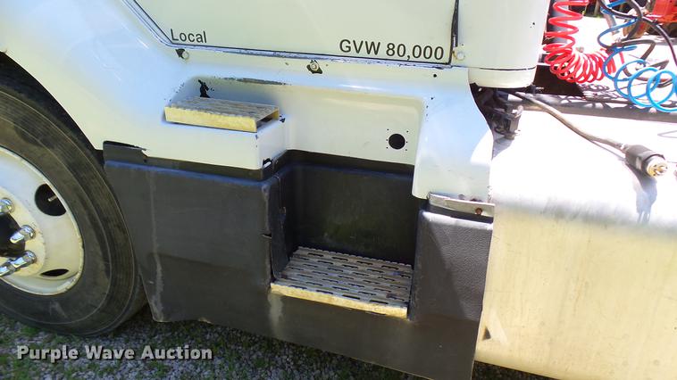 image for item DX9359 1992 International 8300 semi truck