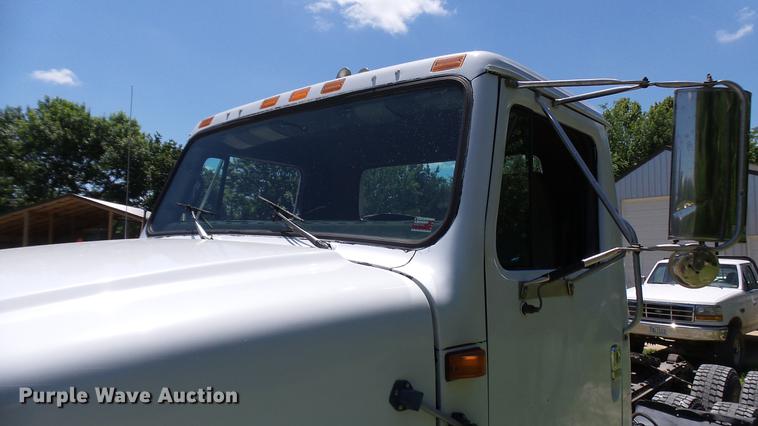 image for item DX9359 1992 International 8300 semi truck