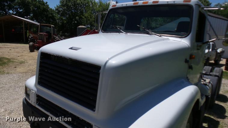 image for item DX9359 1992 International 8300 semi truck