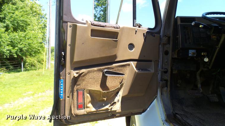 image for item DX9359 1992 International 8300 semi truck