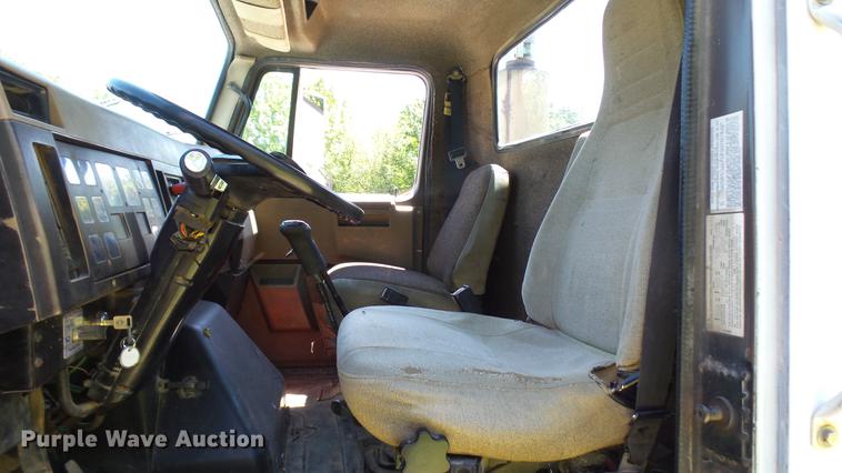 image for item DX9359 1992 International 8300 semi truck