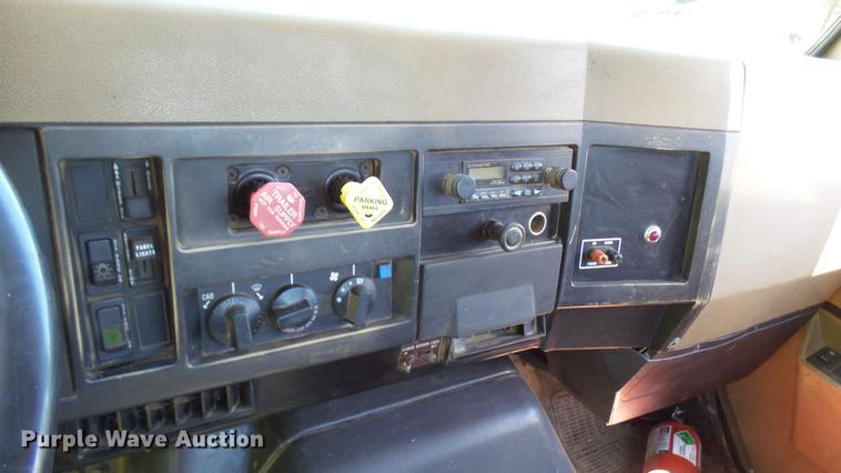 image for item DX9359 1992 International 8300 semi truck