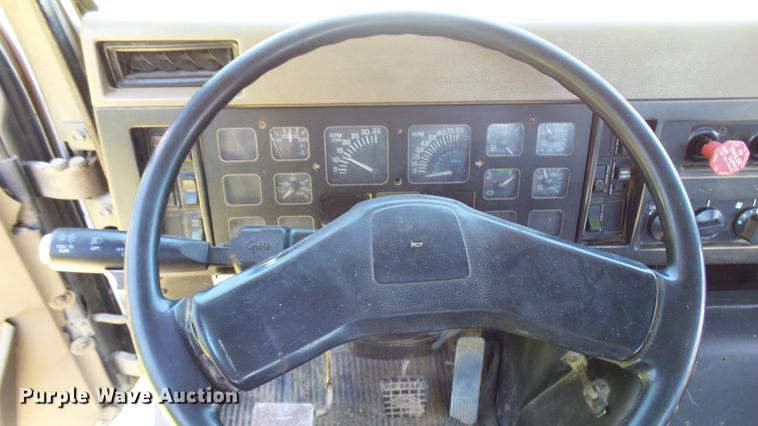 image for item DX9359 1992 International 8300 semi truck