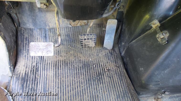 image for item DX9359 1992 International 8300 semi truck