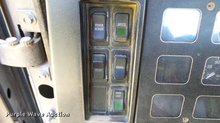 image for item DX9359 1992 International 8300 semi truck