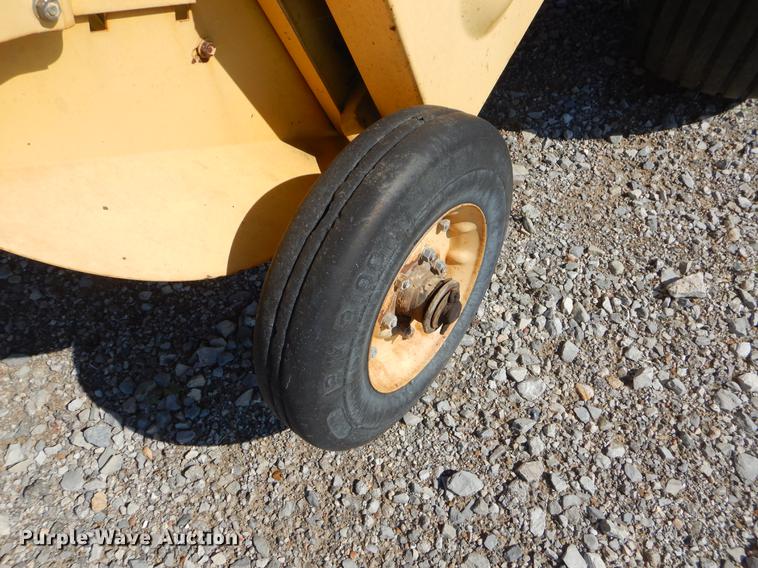 image for item EI9248 New Holland 630 round baler